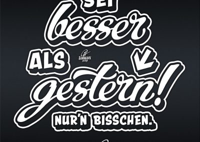 Handlettering Sei besser als gestern. Nur ’n bisschen. – handgezeichnete Schriftzüge, Lettering, Ambigramme, Typographie, Typography, Kalligraphie, Calligraphy, Sprüche, Weisheiten, Wortspiele, Zitate